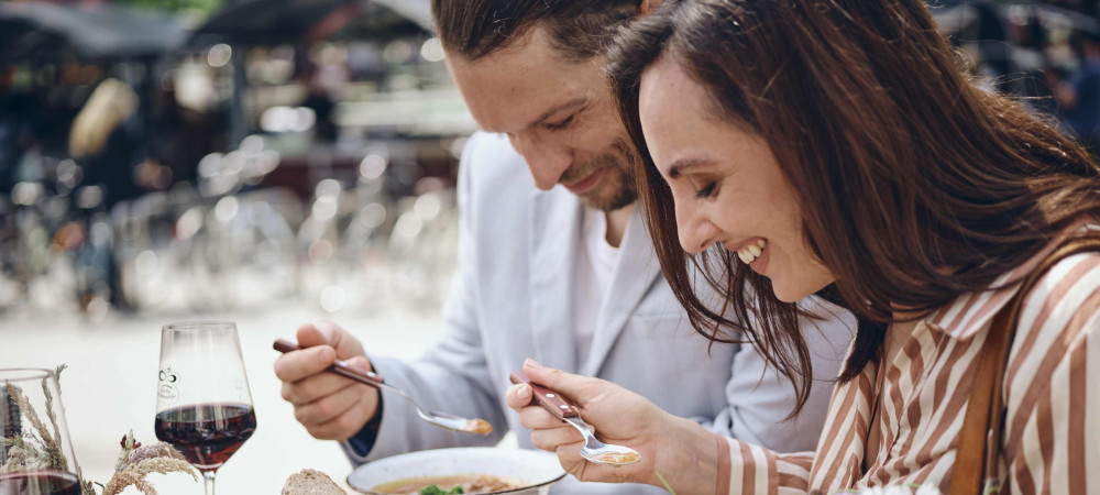 Moški in ženska jesta jed na žlico.